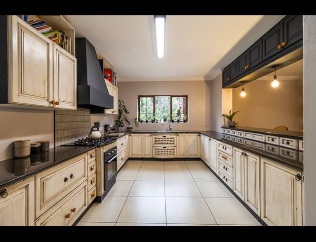 4 BEDROOM HOUSE FOR SALE IN LEEUWFONTEIN ESTATE